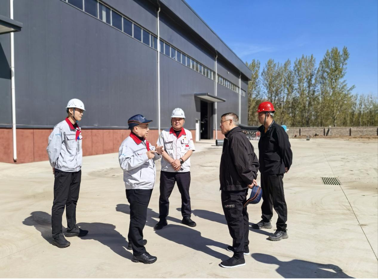 筑牢安全防線 情暖堅(jiān)守初心 ——華翔集團(tuán)黨委書記、董事長(zhǎng)王春翔深入工廠開展慰問巡查工作